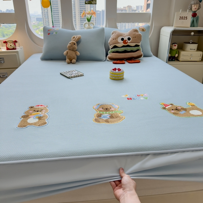 91家纺网 家纺一手货源 找家纺 澜妃 2025新款彩绒棉毛巾绣夹棉床笠单品床笠单件单床笠 萌趣卡皮巴拉-雾霭蓝