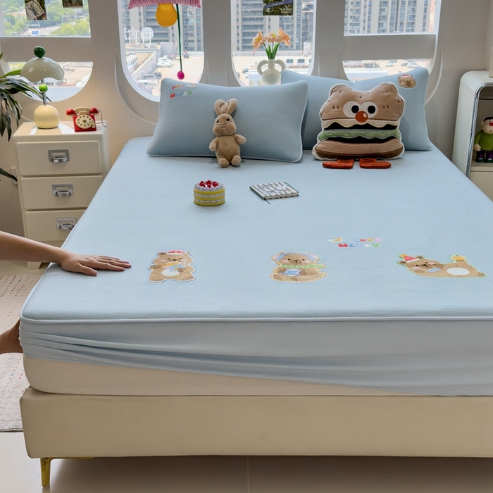 91家纺网 家纺一手货源 找家纺 澜妃 2025新款彩绒棉毛巾绣夹棉床笠单品床笠单件单床笠 萌趣卡皮巴拉-雾霭蓝