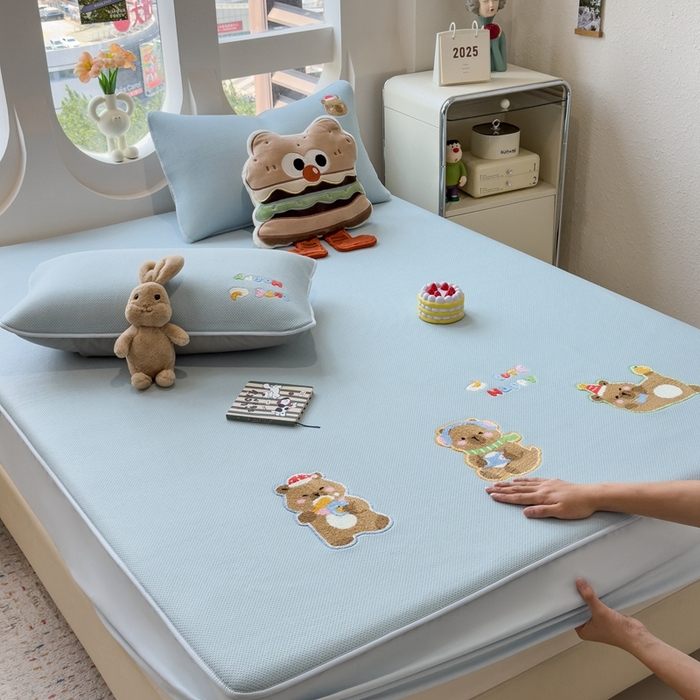 91家纺网 家纺一手货源 找家纺 澜妃 2025新款彩绒棉毛巾绣夹棉床笠单品床笠单件单床笠 萌趣卡皮巴拉-雾霭蓝