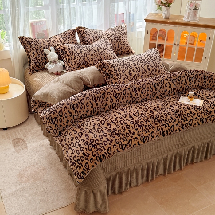 91家纺网 家纺一手货源 找家纺 铠畅 2025新款牛奶绒碎花床单床盖四件套 花妖系列云裳-经典豹纹