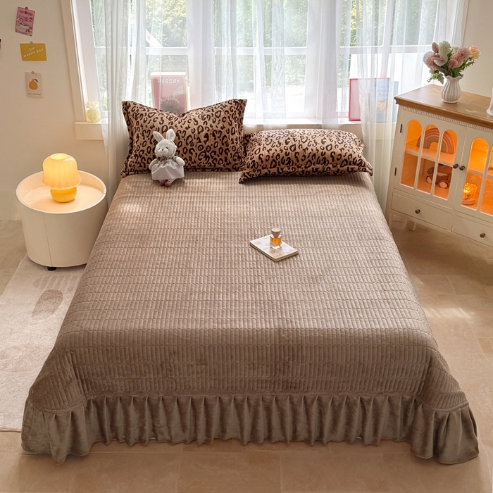 91家纺网 家纺一手货源 找家纺 铠畅 2025新款牛奶绒碎花床单床盖四件套 花妖系列云裳-经典豹纹