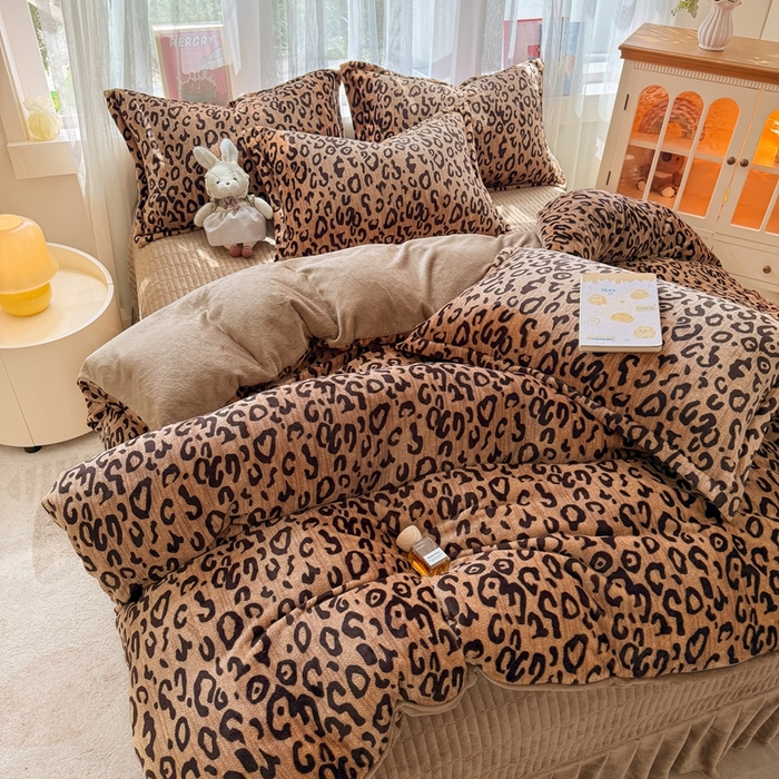 91家纺网 家纺一手货源 找家纺 铠畅 2025新款牛奶绒碎花床单床盖四件套 花妖系列云裳-经典豹纹