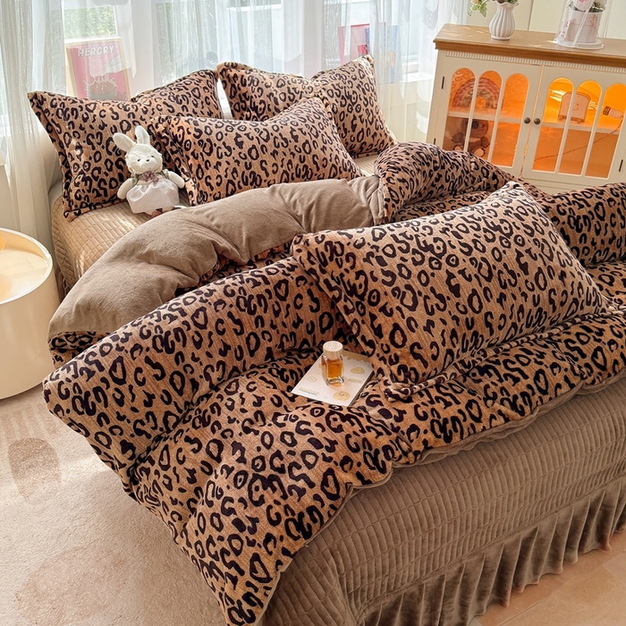 91家纺网 家纺一手货源 找家纺 铠畅 2025新款牛奶绒碎花床单床盖四件套 花妖系列云裳-经典豹纹