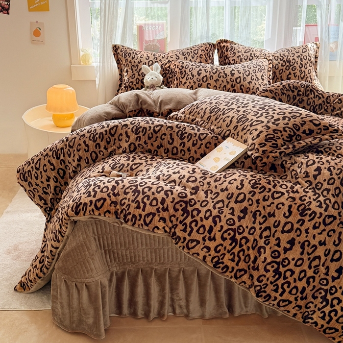 91家纺网 家纺一手货源 找家纺 铠畅 2025新款牛奶绒碎花床单床盖四件套 花妖系列云裳-经典豹纹