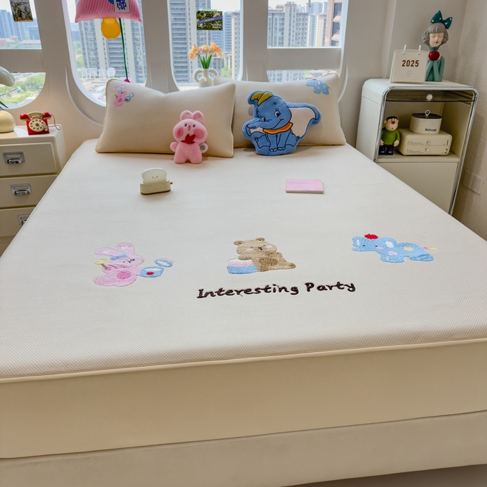 91家纺网 家纺一手货源 找家纺 澜妃 2025新款彩绒棉毛巾绣夹棉床笠单品床笠单件单床笠 萌友派对-雾栗咖