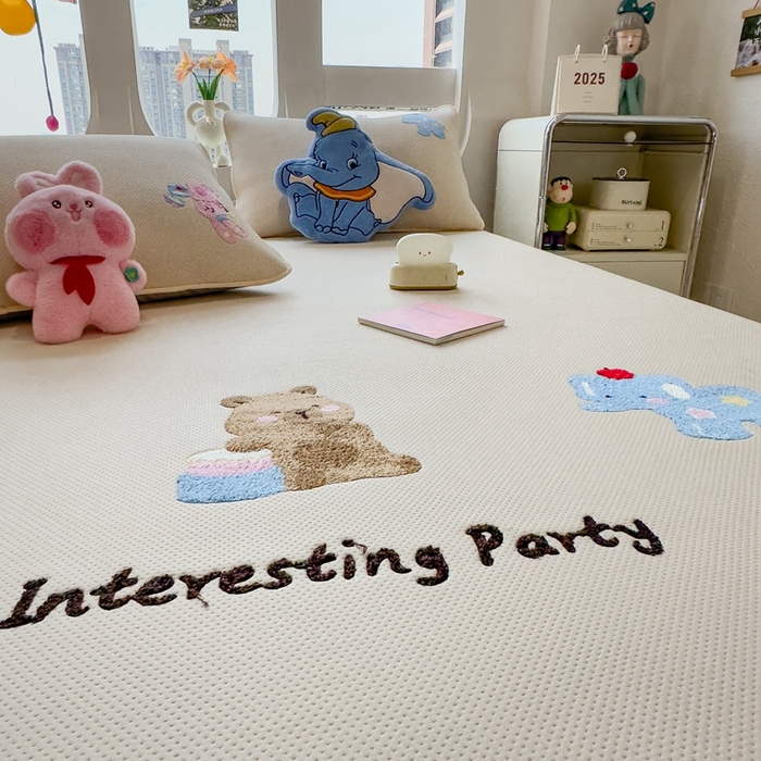 91家纺网 家纺一手货源 找家纺 澜妃 2025新款彩绒棉毛巾绣夹棉床笠单品床笠单件单床笠 萌友派对-雾栗咖