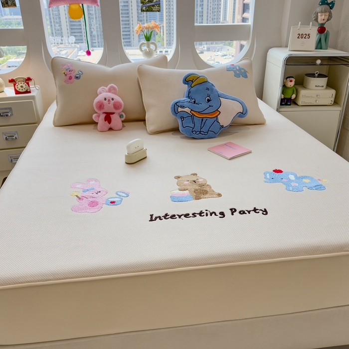 91家纺网 家纺一手货源 找家纺 澜妃 2025新款彩绒棉毛巾绣夹棉床笠单品床笠单件单床笠 萌友派对-雾栗咖