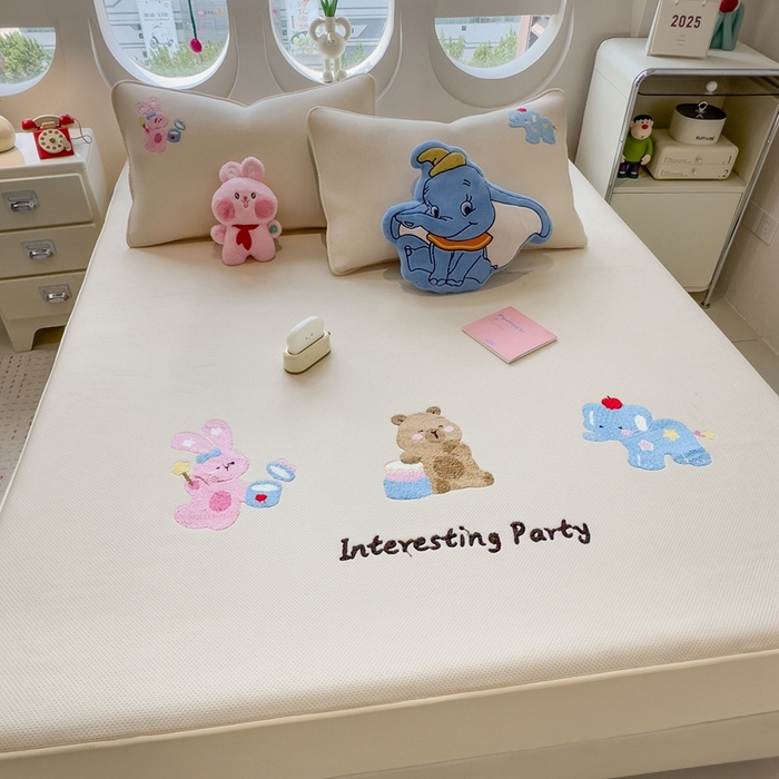 91家纺网 家纺一手货源 找家纺 澜妃 2025新款彩绒棉毛巾绣夹棉床笠单品床笠单件单床笠 萌友派对-雾栗咖