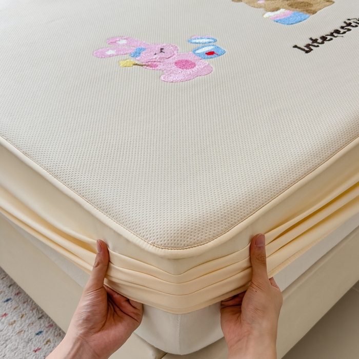 91家纺网 家纺一手货源 找家纺 澜妃 2025新款彩绒棉毛巾绣夹棉床笠单品床笠单件单床笠 萌友派对-雾栗咖