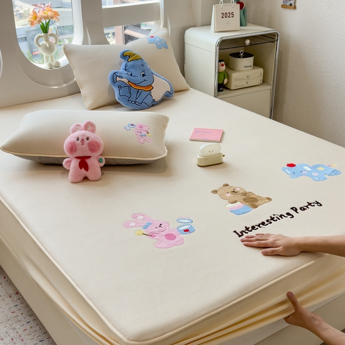 91家纺网 家纺一手货源 找家纺 澜妃 2025新款彩绒棉毛巾绣夹棉床笠单品床笠单件单床笠 萌友派对-雾栗咖