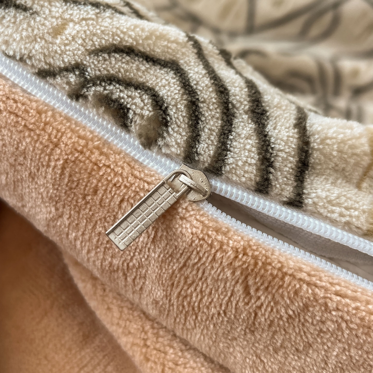 91家纺网 家纺一手货源 找家纺 （总）慕澄家纺 2025新款高克重泡泡袖琢色雕花牛奶绒四件套