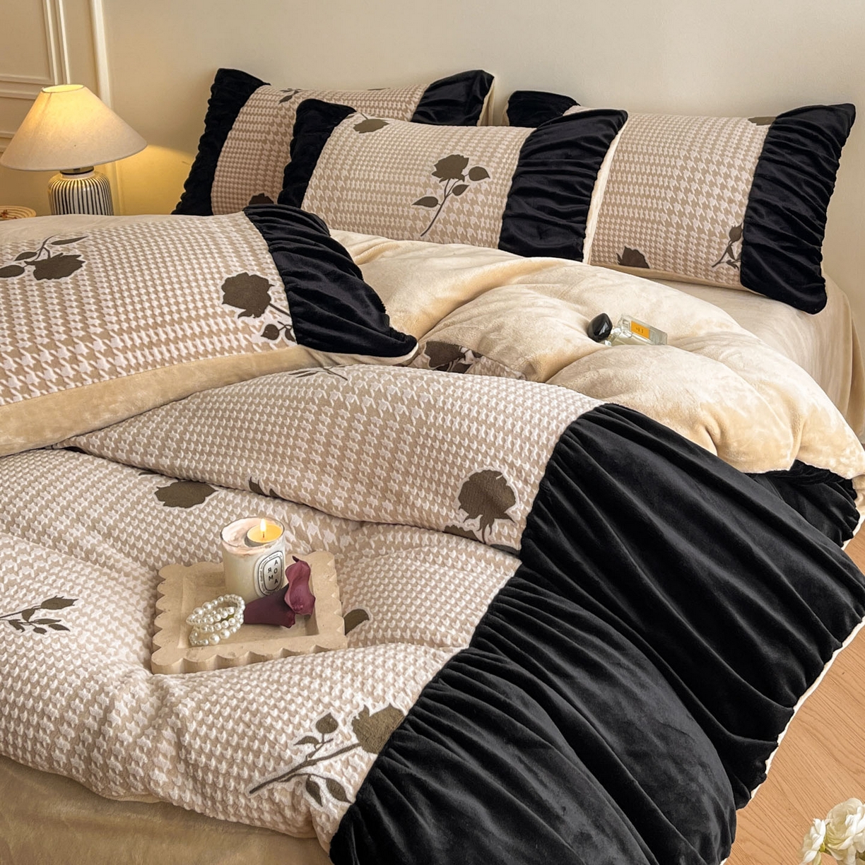 91家纺网 家纺一手货源 找家纺 慕澄家纺 2025新款高克重泡泡袖琢色雕花牛奶绒四件套 优雅佳人