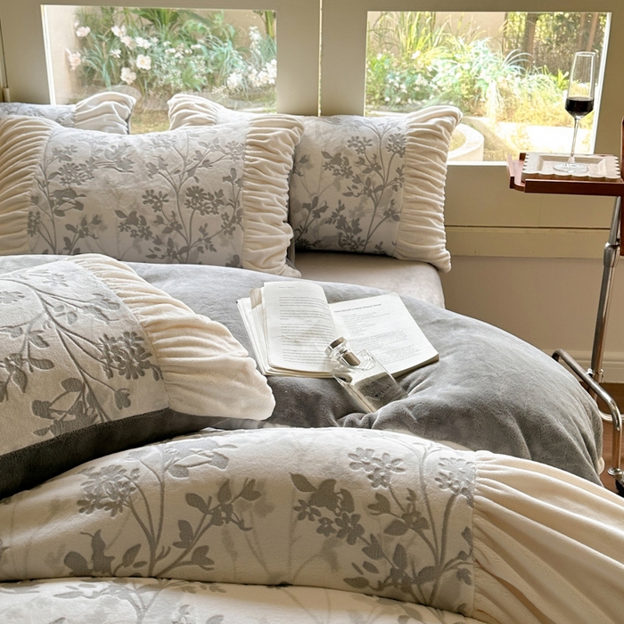 91家纺网 家纺一手货源 找家纺 慕澄家纺 2025新款高克重泡泡袖琢色雕花牛奶绒四件套 水墨