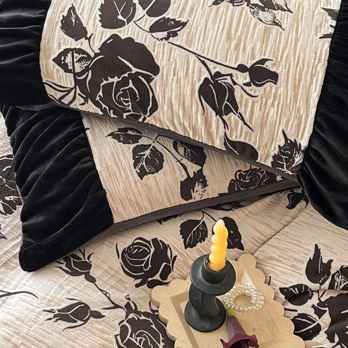 91家纺网 家纺一手货源 找家纺 慕澄家纺 2025新款高克重泡泡袖琢色雕花牛奶绒四件套 秘境