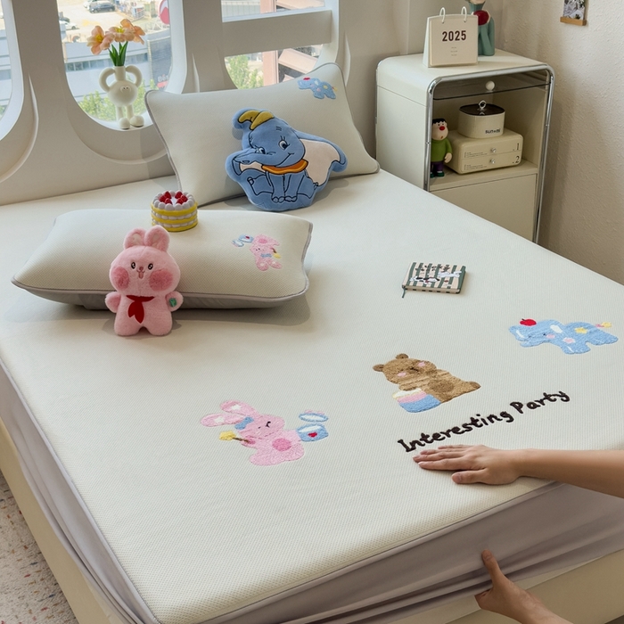 91家纺网 家纺一手货源 找家纺 澜妃 2025新款彩绒棉毛巾绣夹棉床笠单品床笠单件单床笠 萌友派对-云絮米