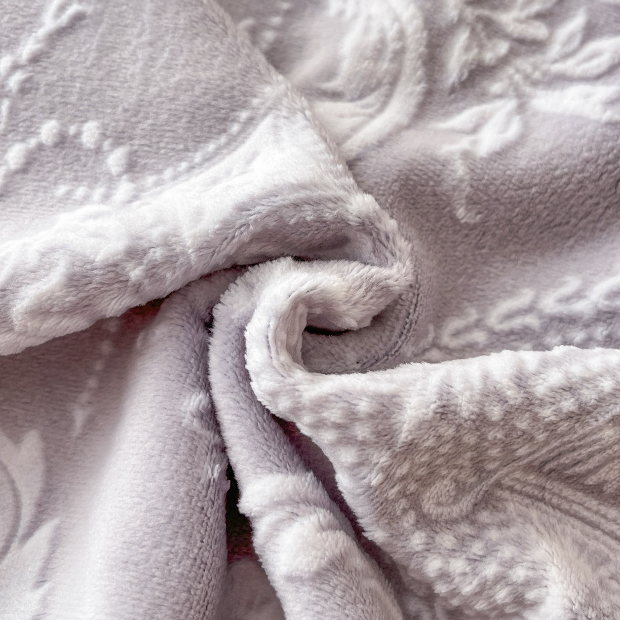 91家纺网 家纺一手货源 找家纺 慕澄家纺 2025新款高克重泡泡袖琢色雕花牛奶绒四件套 紫嫣