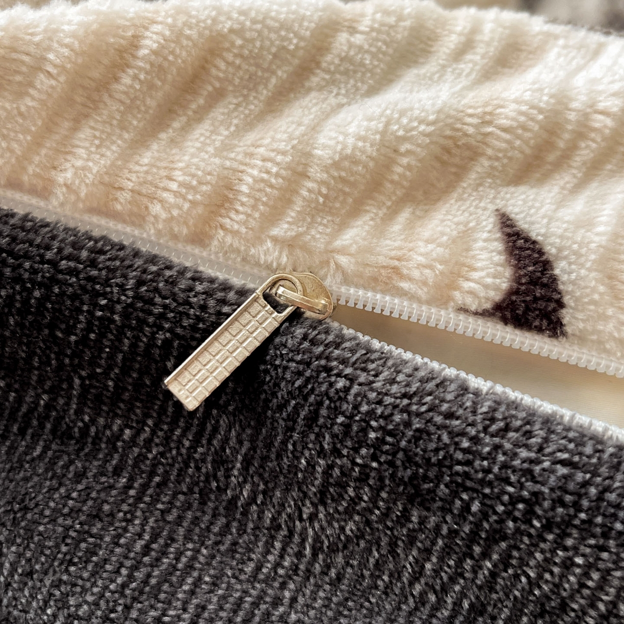 91家纺网 家纺一手货源 找家纺 慕澄家纺 2025新款高克重泡泡袖琢色雕花牛奶绒四件套 秘境