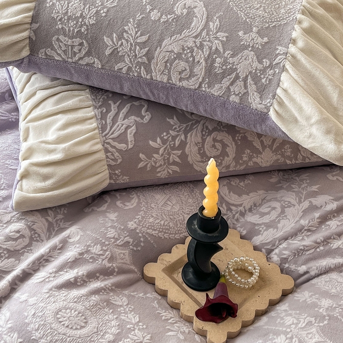 91家纺网 家纺一手货源 找家纺 慕澄家纺 2025新款高克重泡泡袖琢色雕花牛奶绒四件套 紫嫣