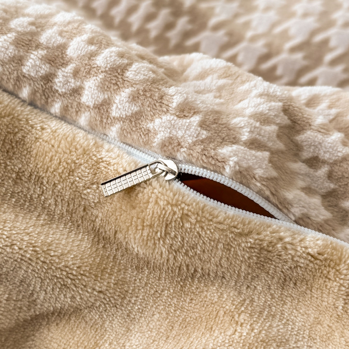 91家纺网 家纺一手货源 找家纺 慕澄家纺 2025新款高克重泡泡袖琢色雕花牛奶绒四件套 优雅佳人