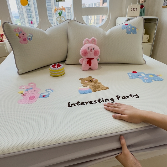 91家纺网 家纺一手货源 找家纺 澜妃 2025新款彩绒棉毛巾绣夹棉床笠单品床笠单件单床笠 萌友派对-云絮米