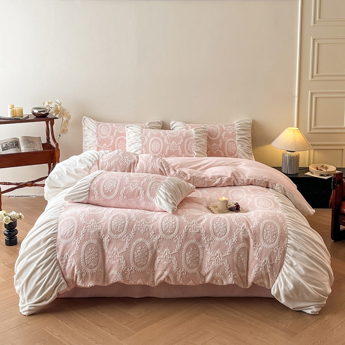 91家纺网 家纺一手货源 找家纺 慕澄家纺 2025新款高克重泡泡袖琢色雕花牛奶绒四件套 城堡