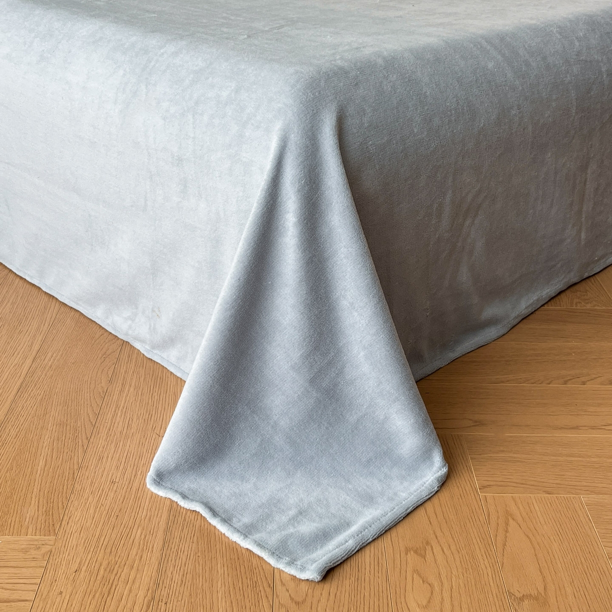 91家纺网 家纺一手货源 找家纺 慕澄家纺 2025新款高克重泡泡袖琢色雕花牛奶绒四件套 蓝调