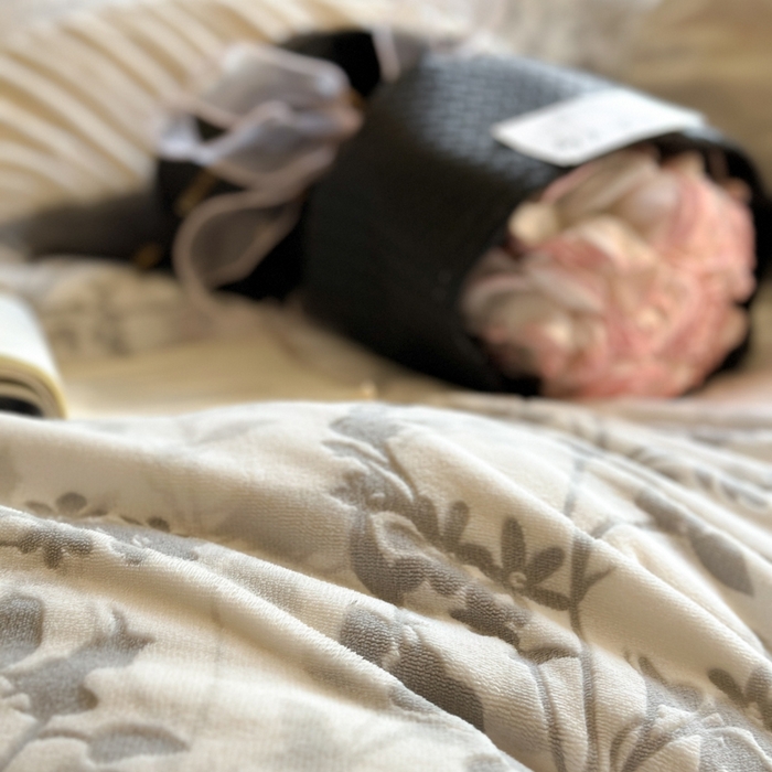 91家纺网 家纺一手货源 找家纺 慕澄家纺 2025新款高克重泡泡袖琢色雕花牛奶绒四件套 水墨