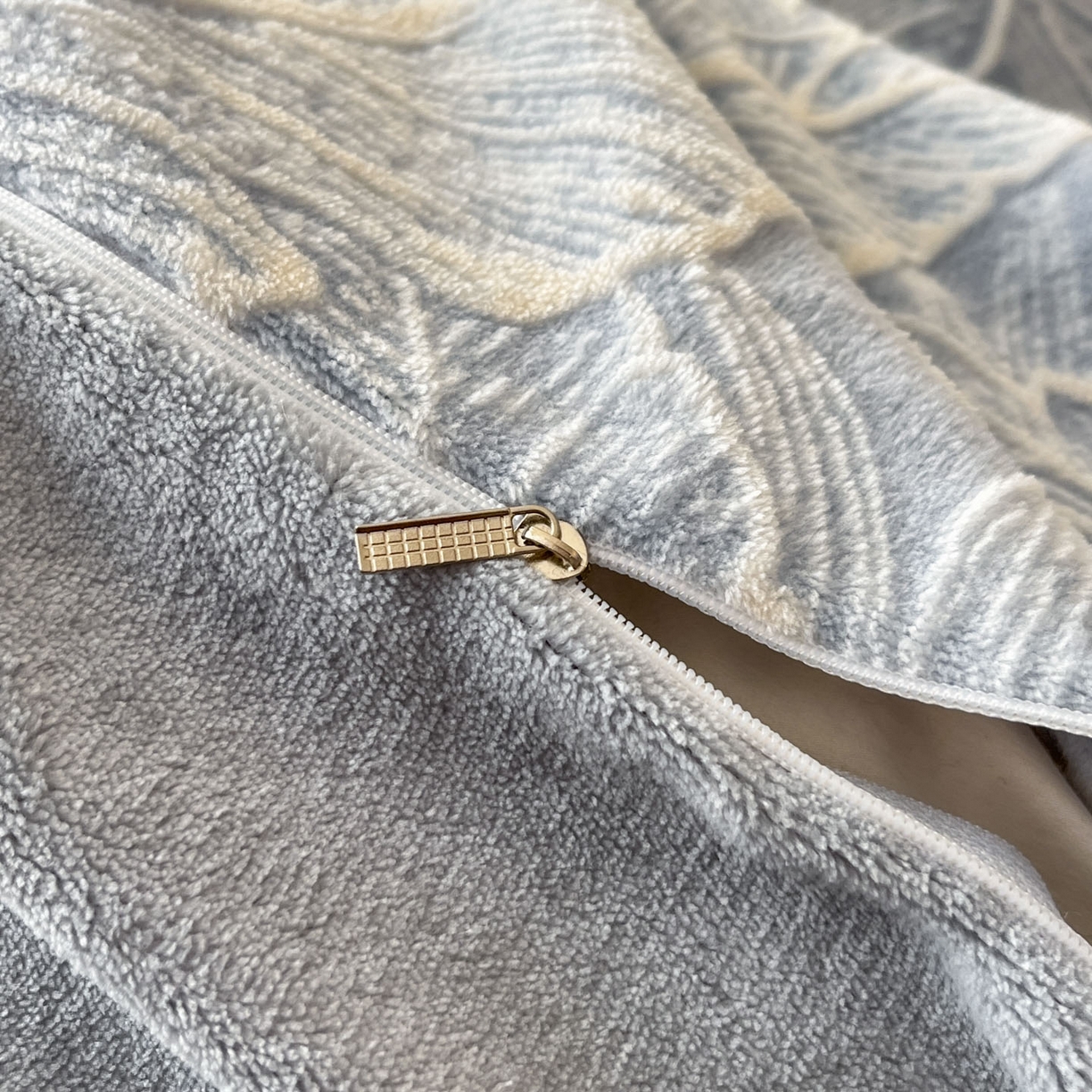 91家纺网 家纺一手货源 找家纺 慕澄家纺 2025新款高克重泡泡袖琢色雕花牛奶绒四件套 蓝调