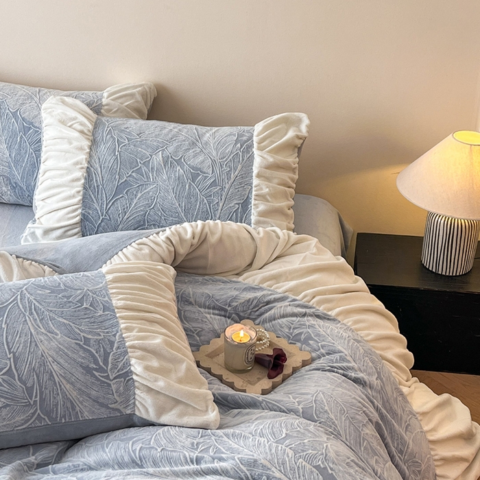 91家纺网 家纺一手货源 找家纺 慕澄家纺 2025新款高克重泡泡袖琢色雕花牛奶绒四件套 蓝调