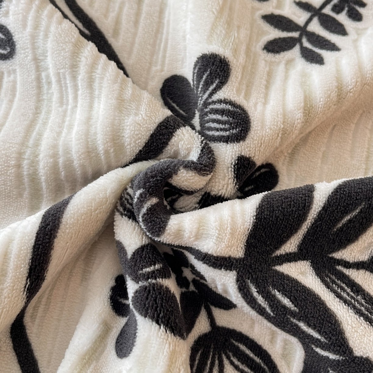 91家纺网 家纺一手货源 找家纺 慕澄家纺 2025新款高克重泡泡袖琢色雕花牛奶绒四件套 绿野仙踪