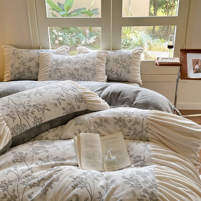 91家纺网 家纺一手货源 找家纺 慕澄家纺 2025新款高克重泡泡袖琢色雕花牛奶绒四件套 水墨