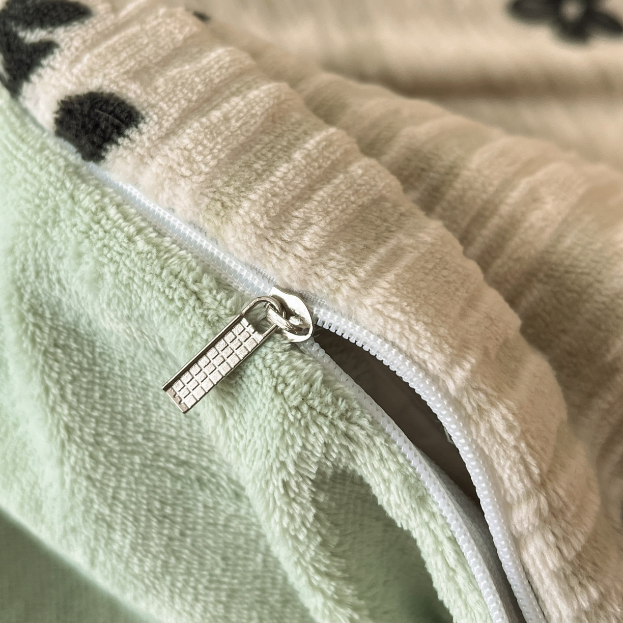 91家纺网 家纺一手货源 找家纺 慕澄家纺 2025新款高克重泡泡袖琢色雕花牛奶绒四件套 绿野仙踪