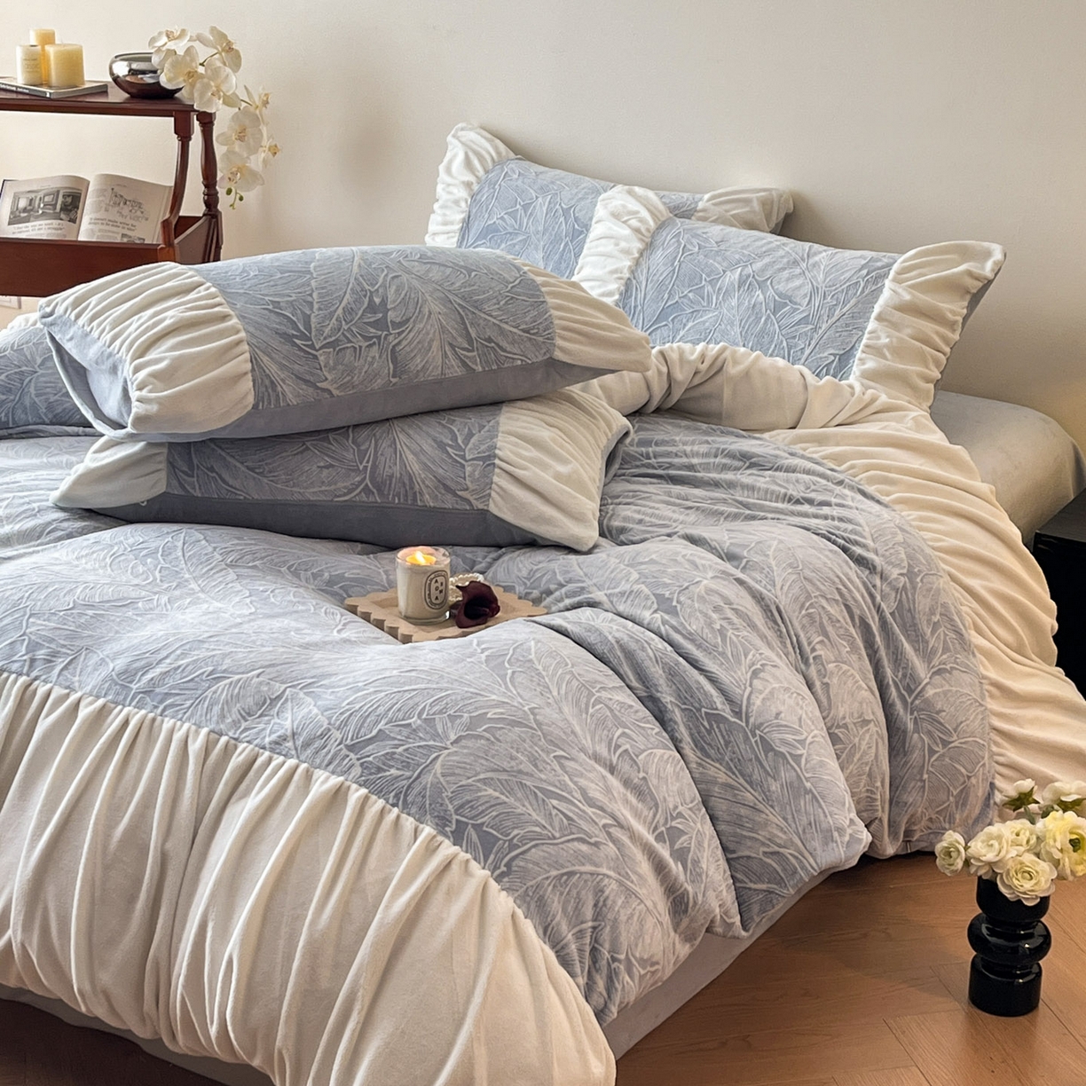 91家纺网 家纺一手货源 找家纺 慕澄家纺 2025新款高克重泡泡袖琢色雕花牛奶绒四件套 蓝调