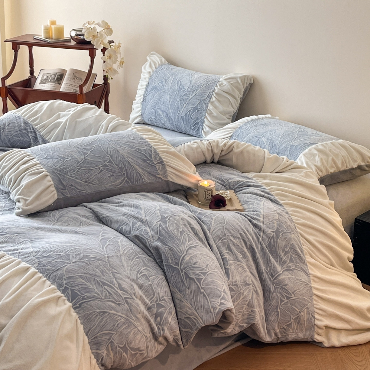 91家纺网 家纺一手货源 找家纺 慕澄家纺 2025新款高克重泡泡袖琢色雕花牛奶绒四件套 蓝调