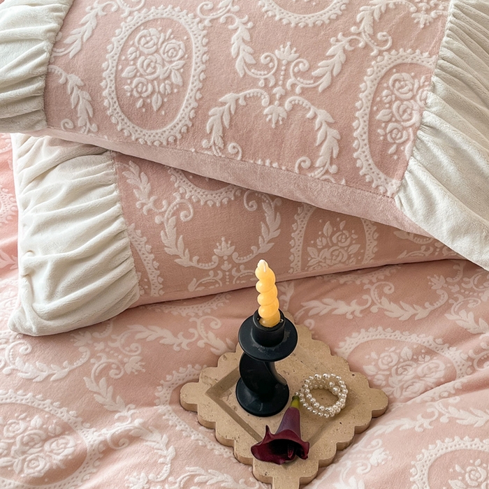 91家纺网 家纺一手货源 找家纺 慕澄家纺 2025新款高克重泡泡袖琢色雕花牛奶绒四件套 城堡