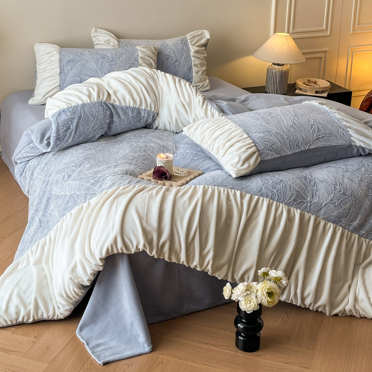 91家纺网 家纺一手货源 找家纺 慕澄家纺 2025新款高克重泡泡袖琢色雕花牛奶绒四件套 蓝调