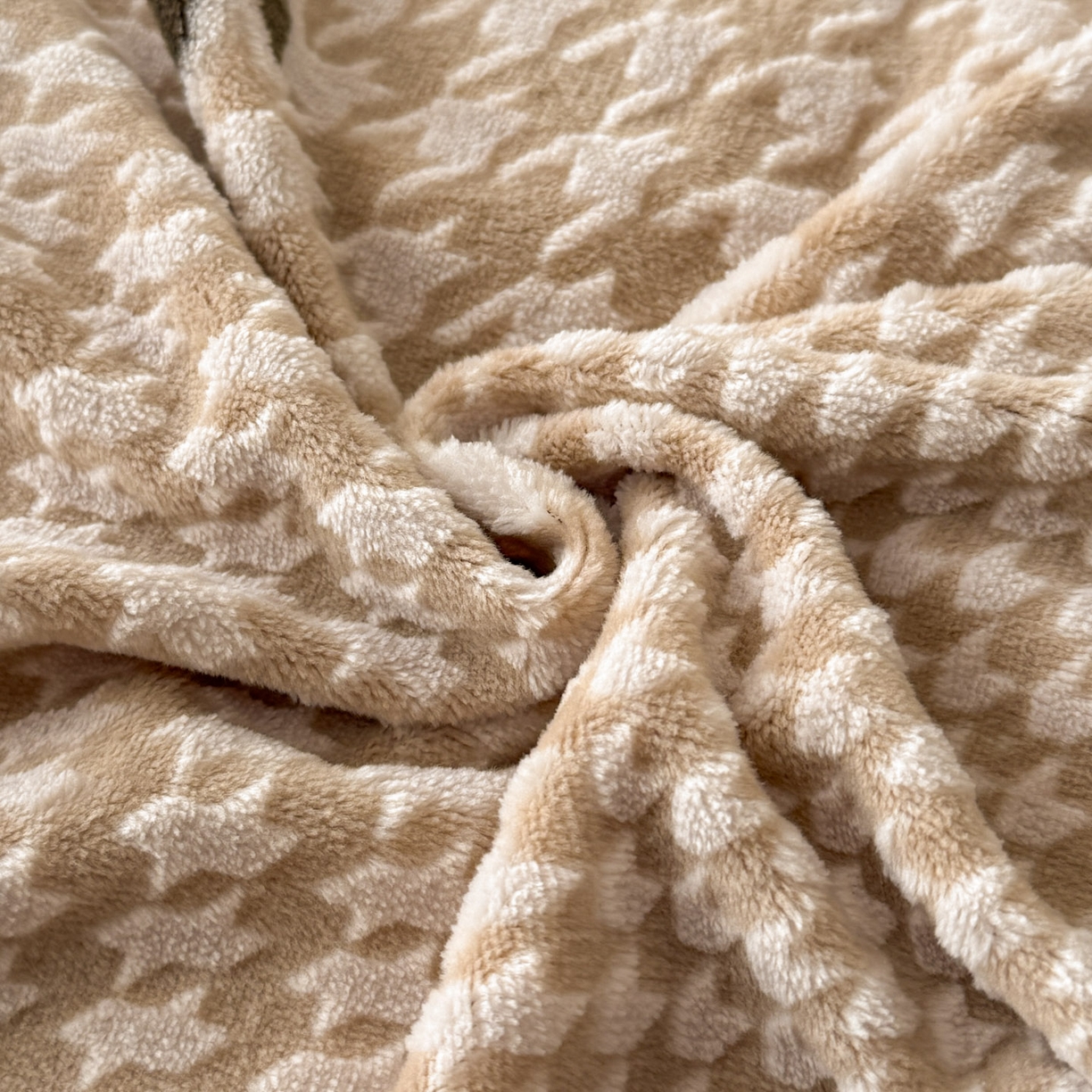 91家纺网 家纺一手货源 找家纺 慕澄家纺 2025新款高克重泡泡袖琢色雕花牛奶绒四件套 优雅佳人