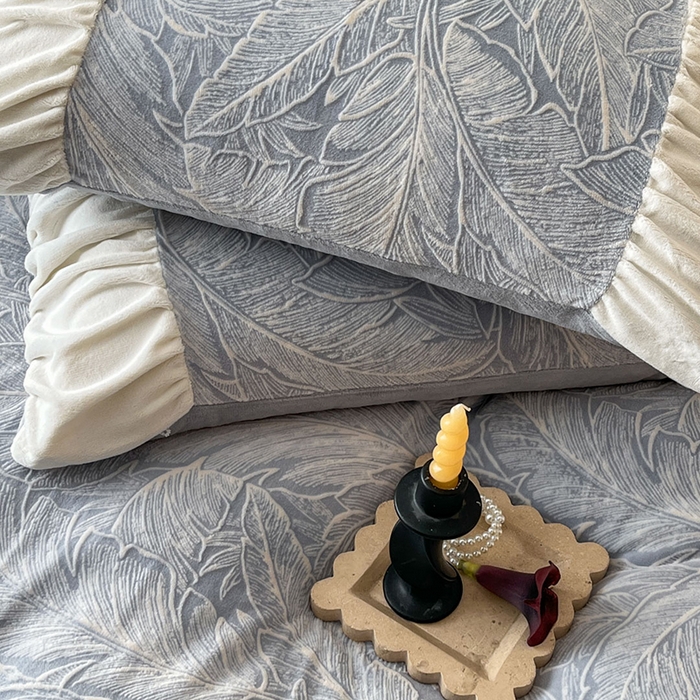 91家纺网 家纺一手货源 找家纺 慕澄家纺 2025新款高克重泡泡袖琢色雕花牛奶绒四件套 蓝调