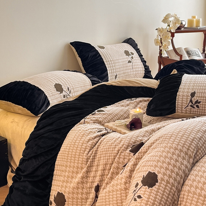 91家纺网 家纺一手货源 找家纺 （总）慕澄家纺 2025新款高克重泡泡袖琢色雕花牛奶绒四件套