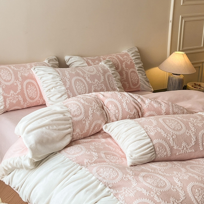 91家纺网 家纺一手货源 找家纺 慕澄家纺 2025新款高克重泡泡袖琢色雕花牛奶绒四件套 城堡