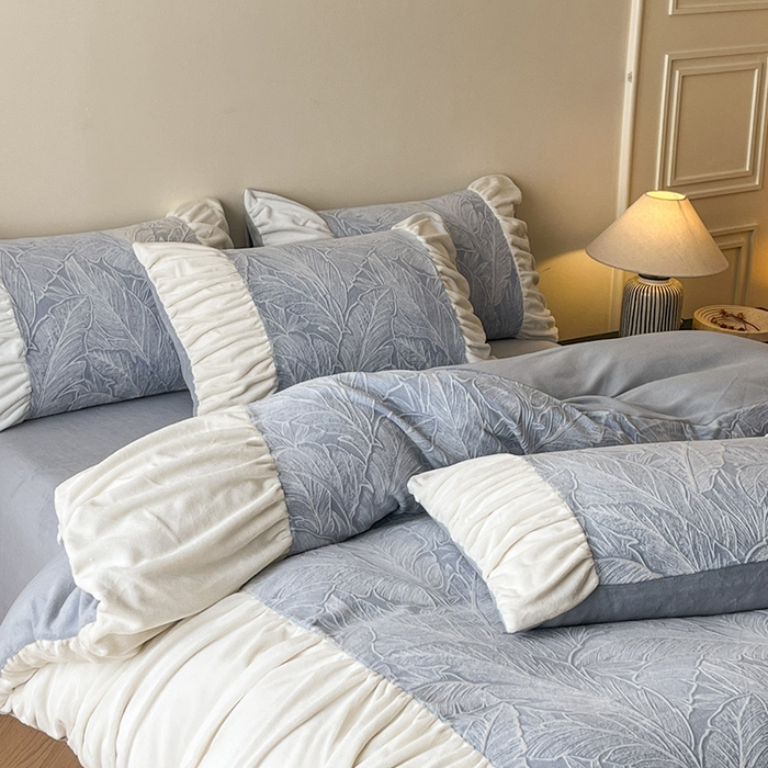 91家纺网 家纺一手货源 找家纺 慕澄家纺 2025新款高克重泡泡袖琢色雕花牛奶绒四件套 蓝调