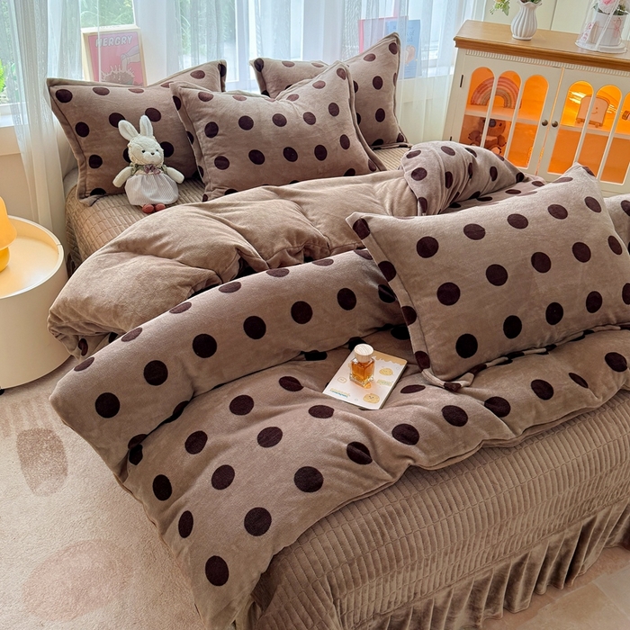 91家纺网 家纺一手货源 找家纺 铠畅 2025新款牛奶绒碎花床单床盖四件套 花妖系列云裳-咖色圈圈