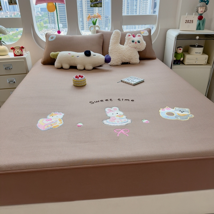 91家纺网 家纺一手货源 找家纺 澜妃 2025新款彩绒棉毛巾绣夹棉床笠单品床笠单件单床笠 甜睡童话-绒布咖