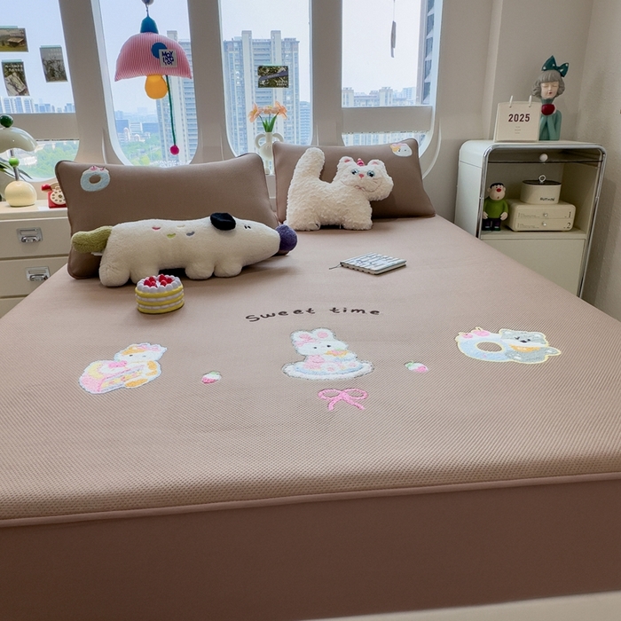 91家纺网 家纺一手货源 找家纺 澜妃 2025新款彩绒棉毛巾绣夹棉床笠单品床笠单件单床笠 甜睡童话-绒布咖