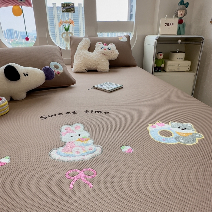 91家纺网 家纺一手货源 找家纺 澜妃 2025新款彩绒棉毛巾绣夹棉床笠单品床笠单件单床笠 甜睡童话-绒布咖