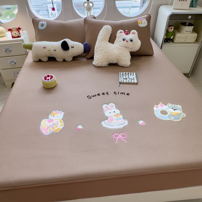 91家纺网 家纺一手货源 找家纺 澜妃 2025新款彩绒棉毛巾绣夹棉床笠单品床笠单件单床笠 甜睡童话-绒布咖