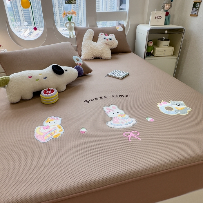 91家纺网 家纺一手货源 找家纺 澜妃 2025新款彩绒棉毛巾绣夹棉床笠单品床笠单件单床笠 甜睡童话-绒布咖