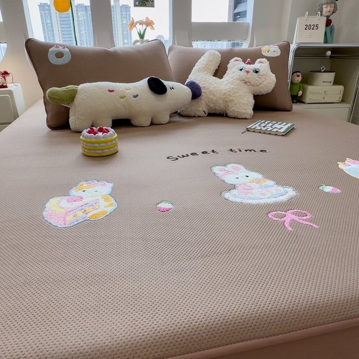 91家纺网 家纺一手货源 找家纺 澜妃 2025新款彩绒棉毛巾绣夹棉床笠单品床笠单件单床笠 甜睡童话-绒布咖