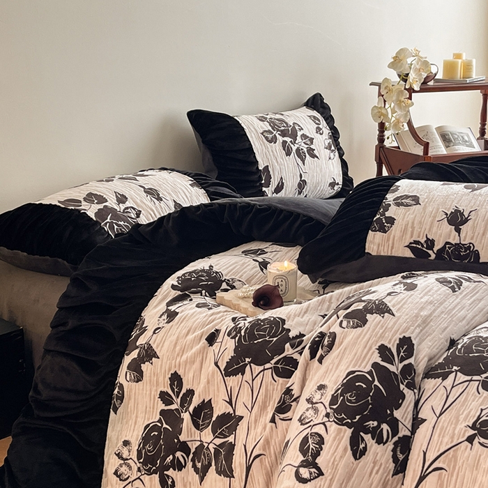 91家纺网 家纺一手货源 找家纺 （总）慕澄家纺 2025新款高克重泡泡袖琢色雕花牛奶绒四件套