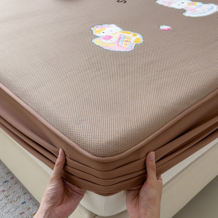 91家纺网 家纺一手货源 找家纺 澜妃 2025新款彩绒棉毛巾绣夹棉床笠单品床笠单件单床笠 甜睡童话-绒布咖